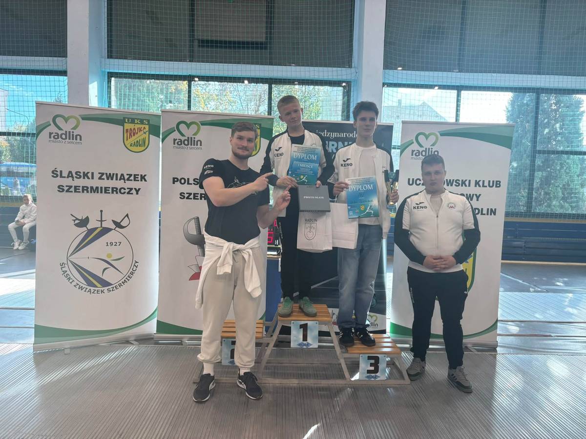 Wiktor Pakosz i Karol Schnober z trenerami podczas dekoracji juniorów młodszych w Radlinie