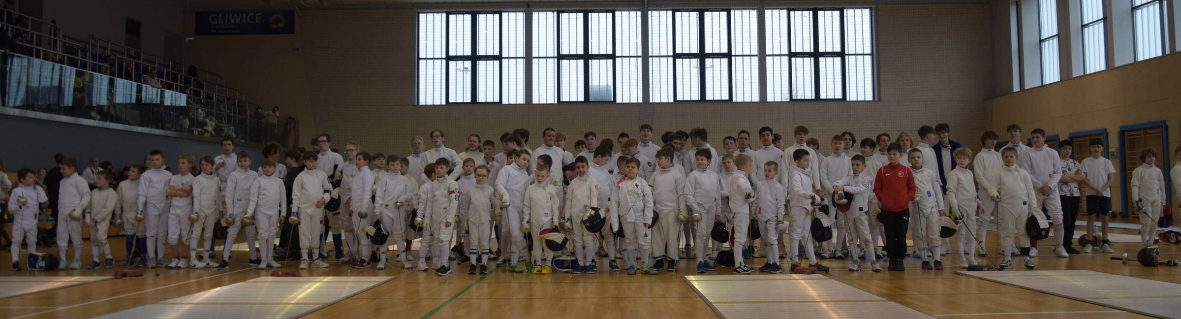 Wspólne zdjęcie uczestników XXXIV Muszkieter Trophy 2026 w Centrum Sportowo-Kulturalnym Łabędź