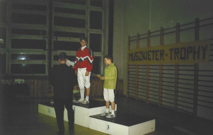 Dekoracja na podium archiwalnej edycji turnieju Muszkieter Trophy