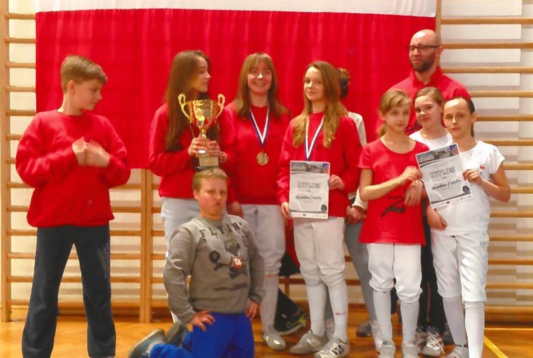 Drużyna SKS Muszkieter z pucharem i dyplomami