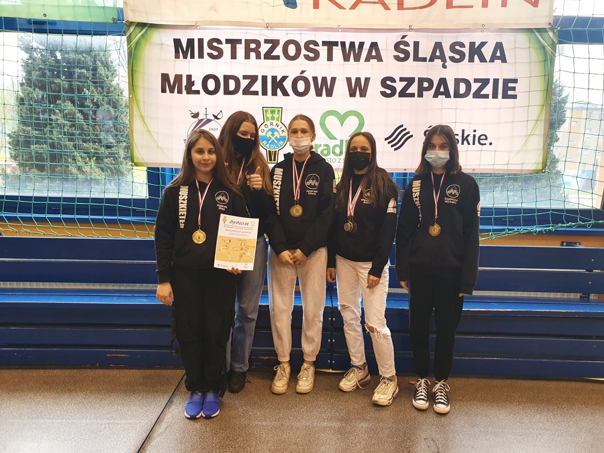 Zawodniczki Muszkietera z medalami Drużynowych Mistrzostw Śląska Młodzików w szpadzie, 2021