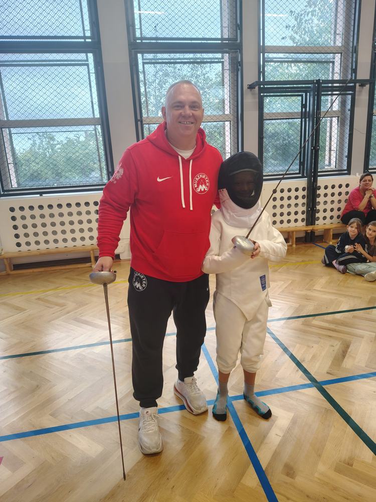 Trener Adam Bartos z młodym szermierzem w Knurowie