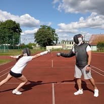 Trening szermierki na świeżym powietrzu podczas obozu