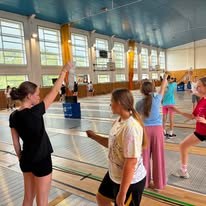 Rozgrzewka w hali sportowej na zgrupowaniu
