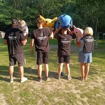 Trenerzy w koszulkach z napisem Trener z prezentami