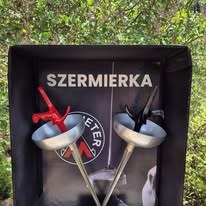 Upominek dla trenera – szpady w pudełku z napisem Szermierka
